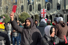 В Тбилиси протестующие показали красные карточки Кавелашвили после инаугурации