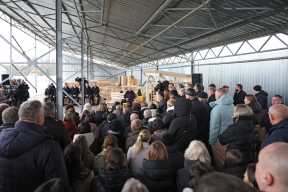 «Кое-кто понимает, что стабильность у него кончается. Поэтому торопится взять от беларуского процветания все»