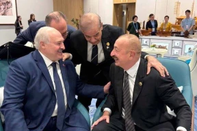 Фотофакт. Лукашенко, не стесняясь Путина, любезничает с Алиевым на полях ШОС